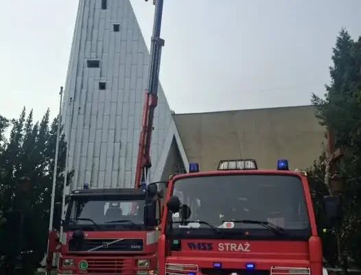 Strażacy z OSP ćwiczyli gaszenie pożarów na wieży kościoła w Roju