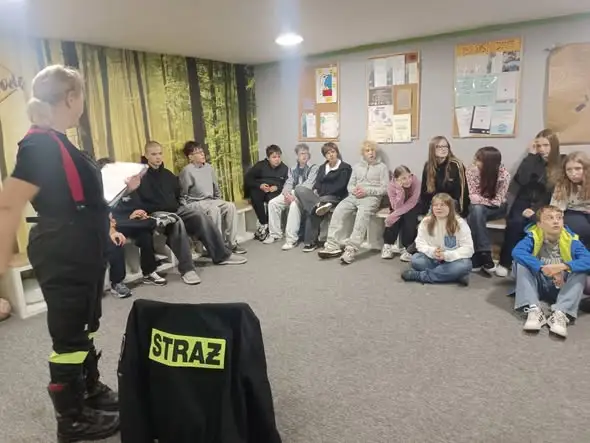 Uczniowie klasy 7b odwiedzili OSP Żory – lekcja doradztwa zawodowego w strażackim wydaniu