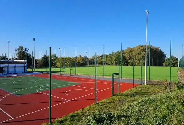Żory: nowy Orlik w Rogoźnej i mural w Roju nabierają kształtów