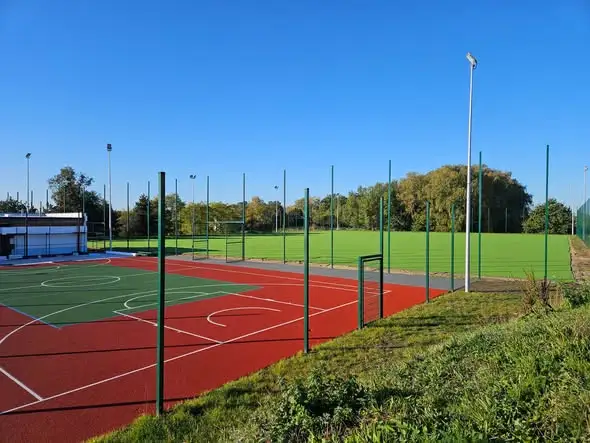 Żory: nowy Orlik w Rogoźnej i mural w Roju nabierają kształtów