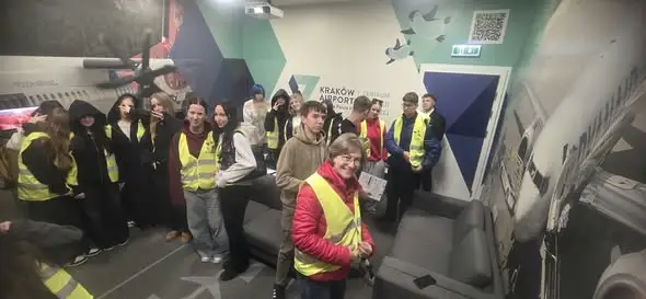 Uczniowie klas turystycznych odkrywali tajniki lotniska Kraków-Balice