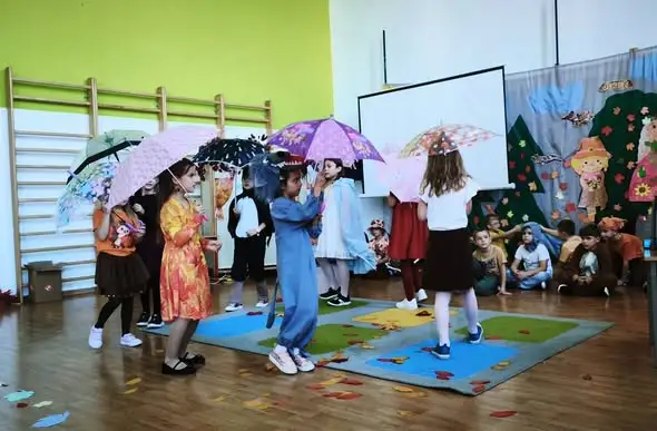 Jesienny poranek w „Jedenastce” – uczniowie klas 1b i 1c zachwycili talentami