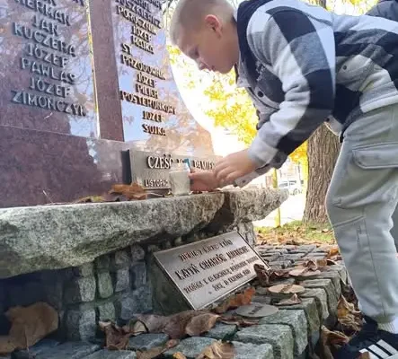 Szkoła pamięta: uczniowie oddali hołd zmarłym na cmentarzu